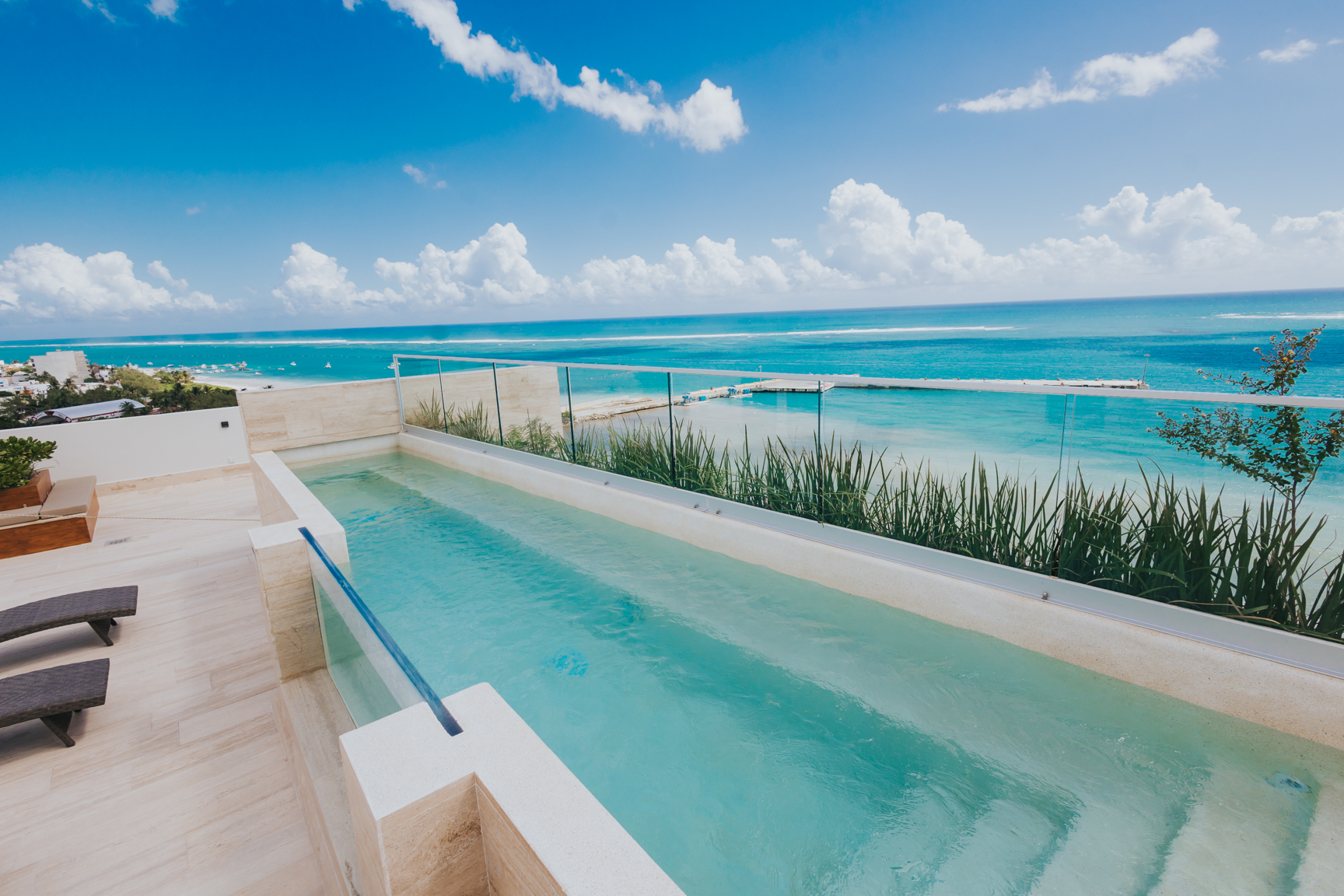 Distrito 805 rooftop infinity pool overlooking the Puerto Morelos reef and turquoise Caribbean
